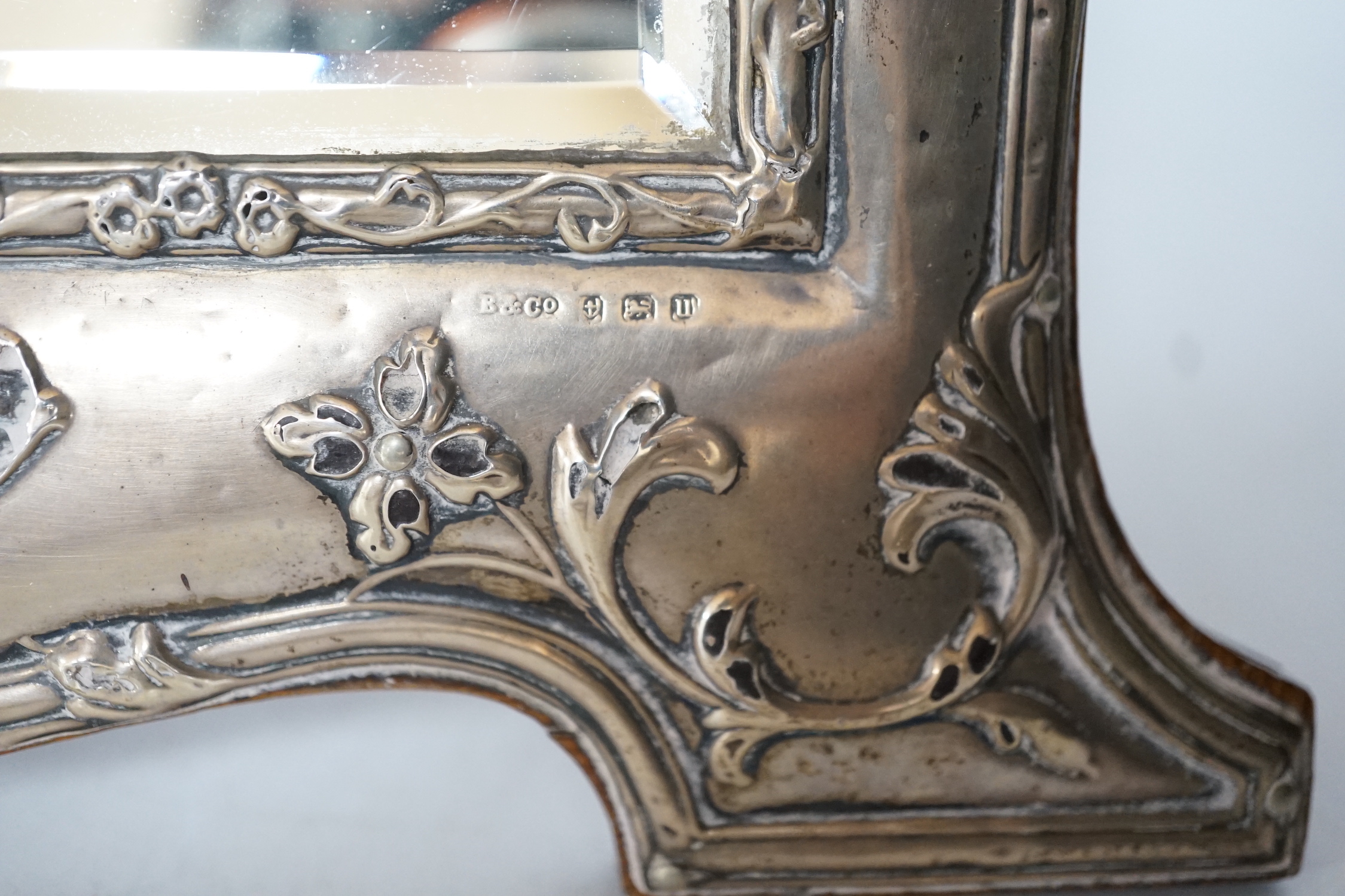 A George V silver mounted easel mirror, Broadway & Co, Birmingham, 1918(a.f.), 39cm.